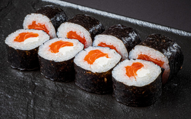 Ролл с лососем и сыром