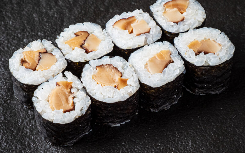 Хосомаки с грибами шиитаке