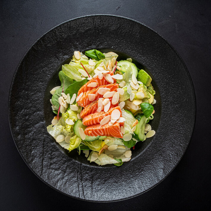 Салат с лососем татаки и манго