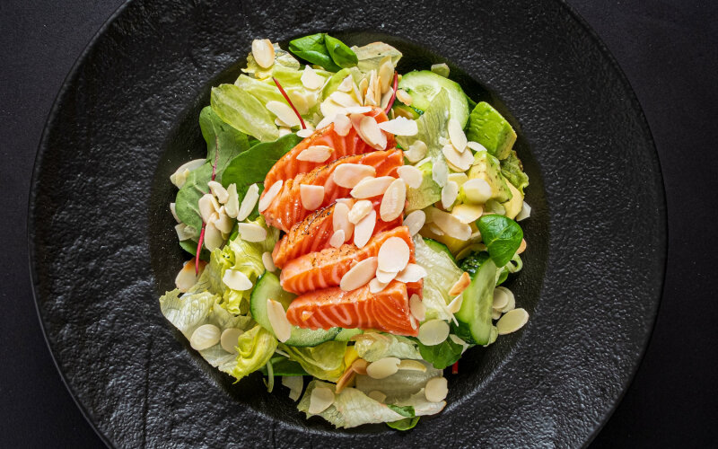 Салат с лососем татаки и манго