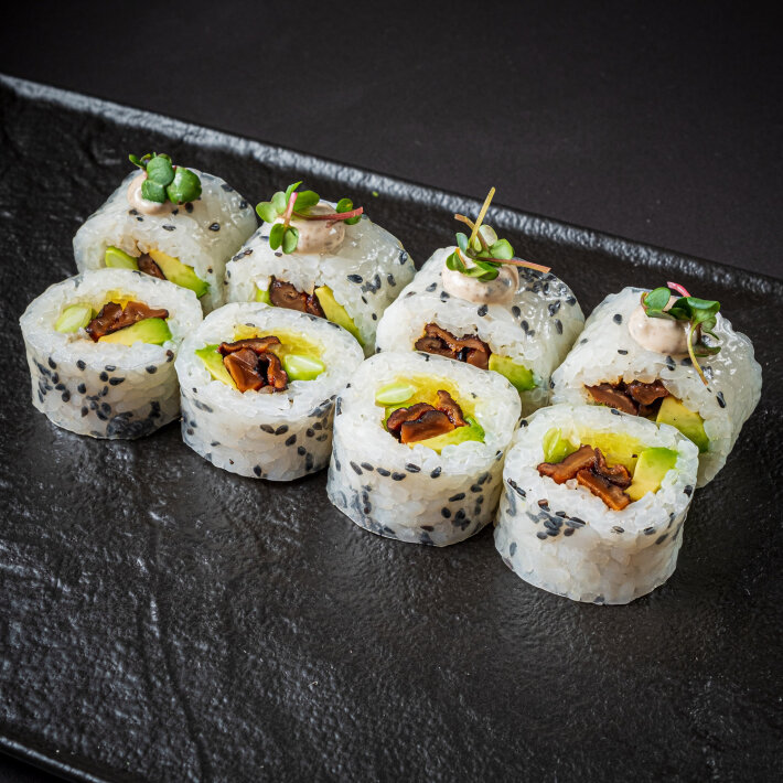 Ролл в рисовой бумаге с грибами шиитаке