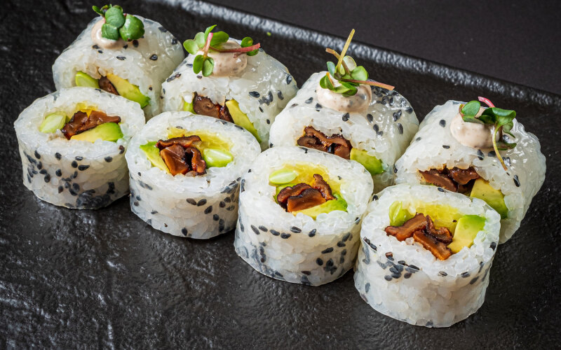 Ролл в рисовой бумаге с грибами шиитаке