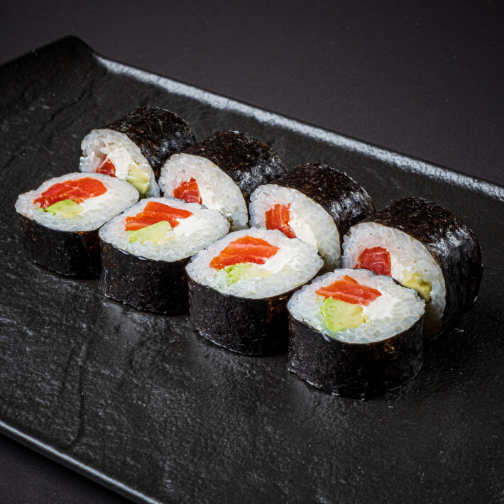 Ролл с копчёным лососем и сыром