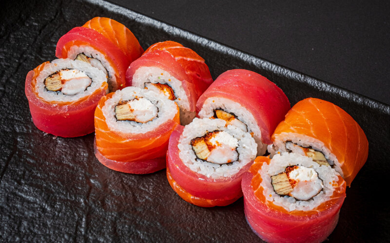 Ролл с омлетом и креветкой