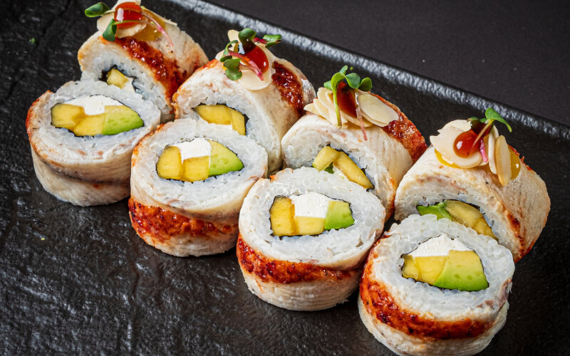 Ролл с угрём и манго