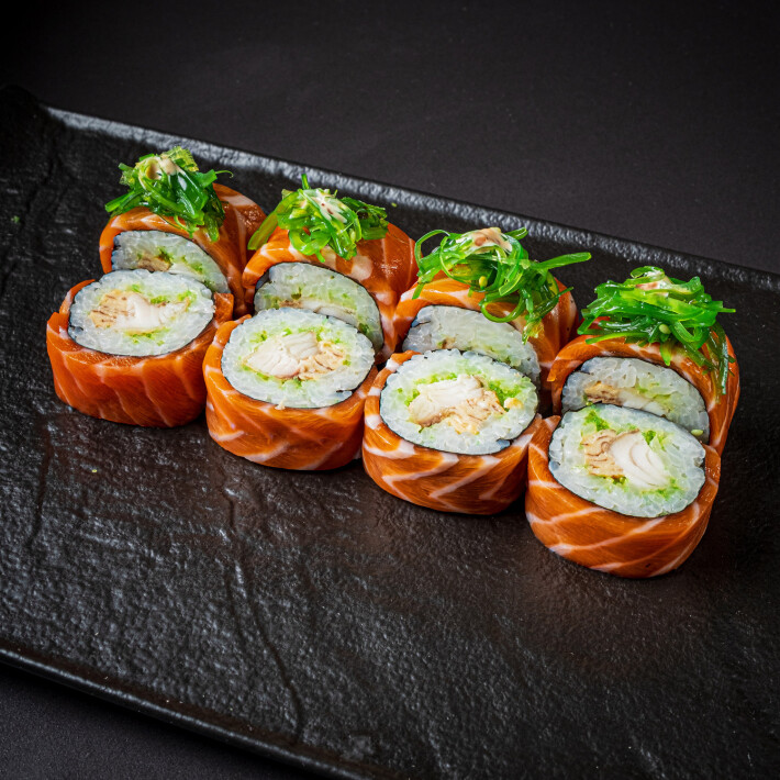 Ролл с лососем, омлетом и окунем