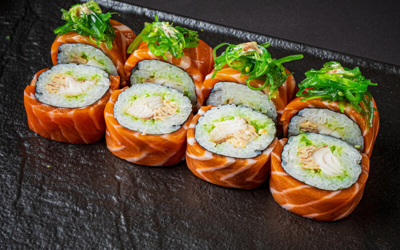 Ролл с лососем, омлетом и окунем