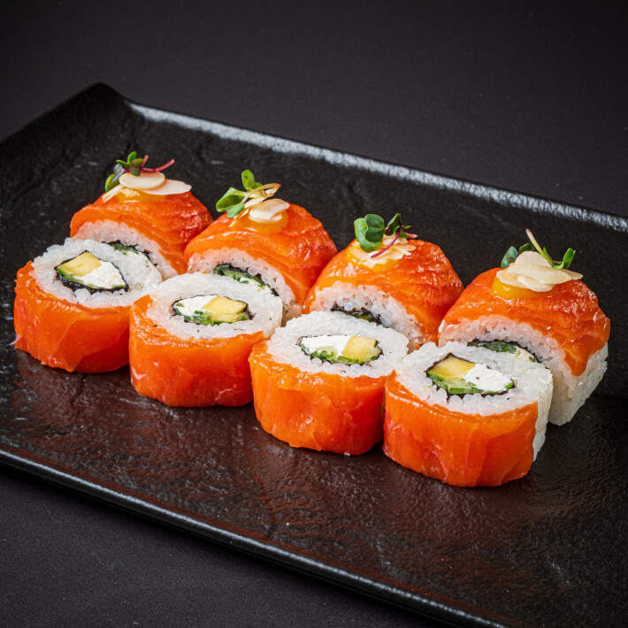 Ролл с лососем и миндалём