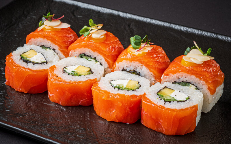 Ролл с лососем и миндалём