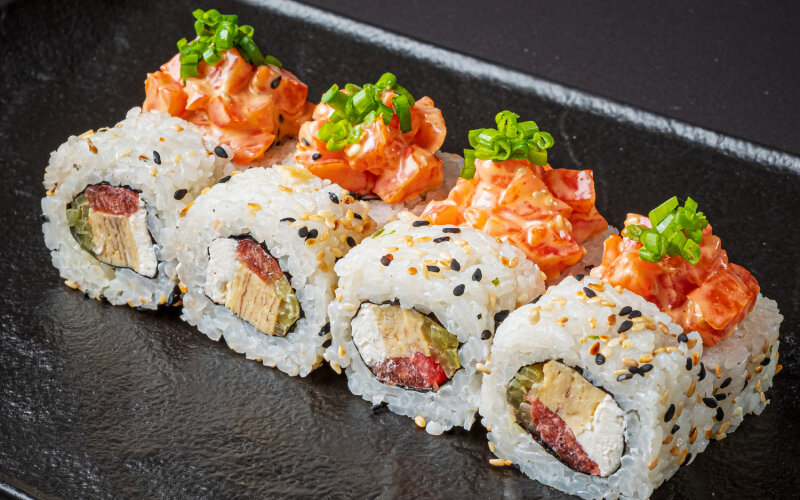 Ролл с копчёным лососем тартар