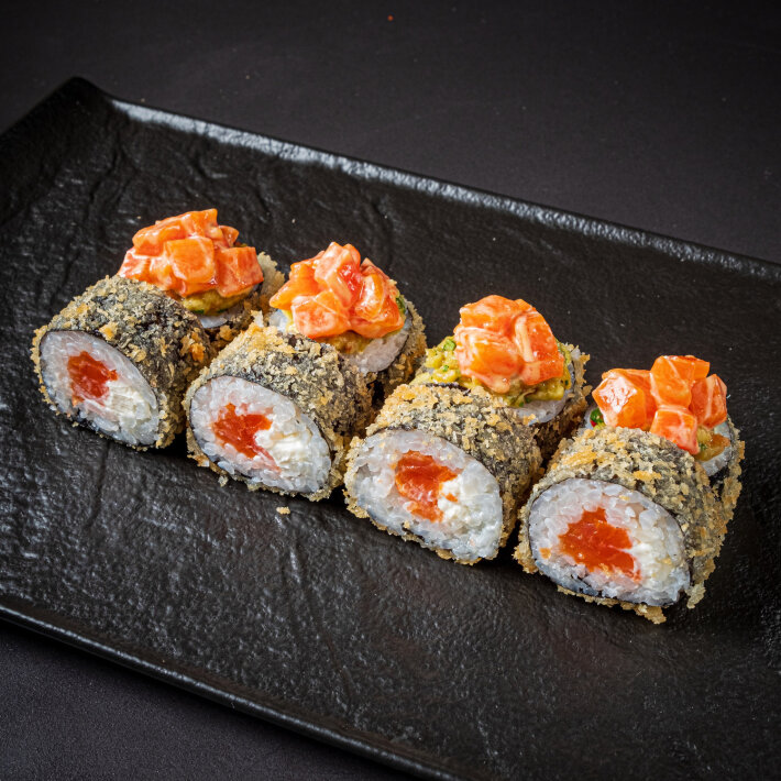 Жареный ролл с лососем и гуакамоле