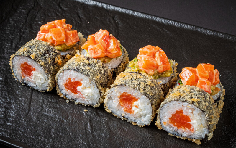 Жареный ролл с лососем и гуакамоле