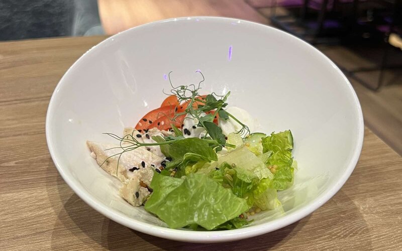 Салат с птицей су-вид и моцареллой