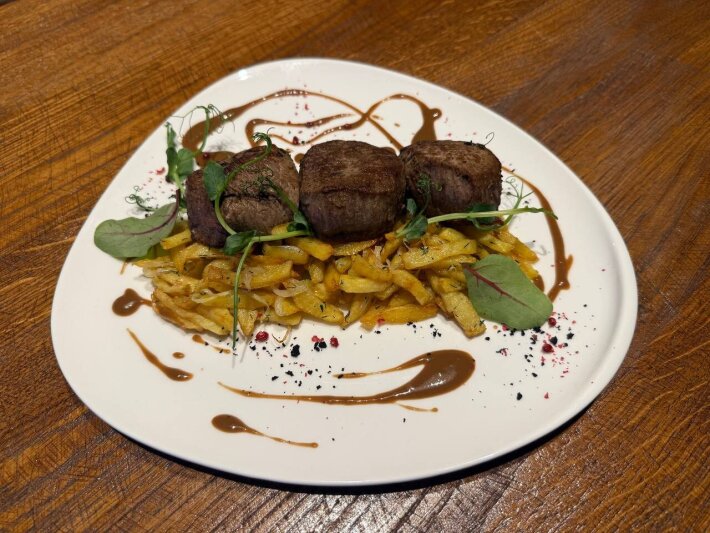 Медальоны из говядины с картофелем «По-домашнему» и соусом «Демиглас»