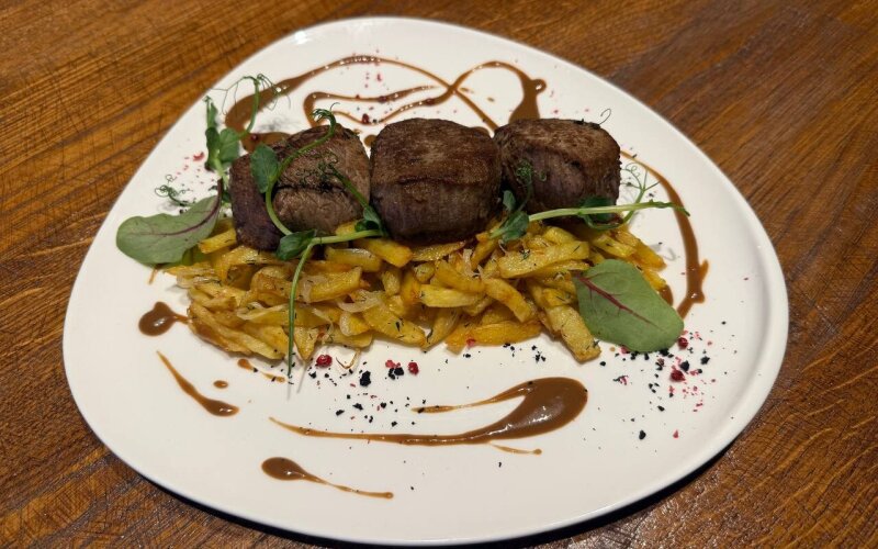 Медальоны из говядины с картофелем «По-домашнему» и соусом «Демиглас»