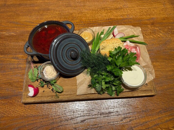 Борщ кубанский с мясом и сметаной