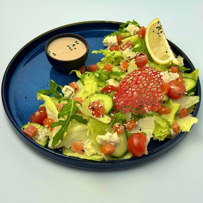 Салат с лососем и сыром «Дорблю»