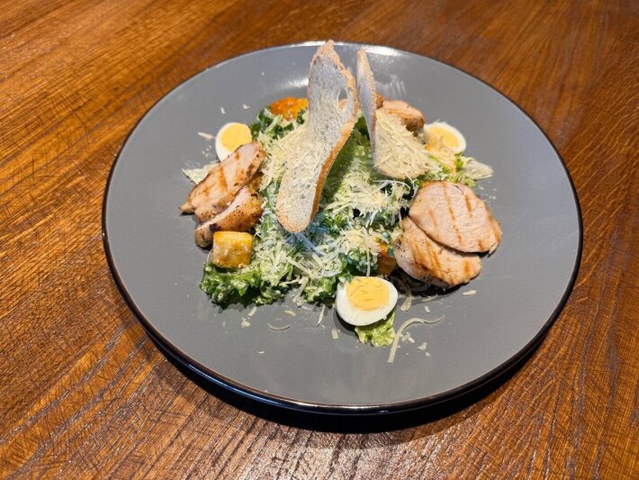 Салат «Цезарь» с куриной грудкой