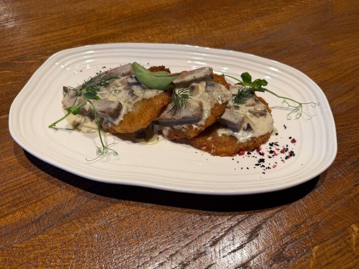 Драники с томленой говядиной и соусом из лесных грибов