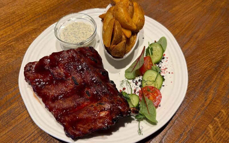 Ребра свиные в вишневой глазури с картофельными дольками