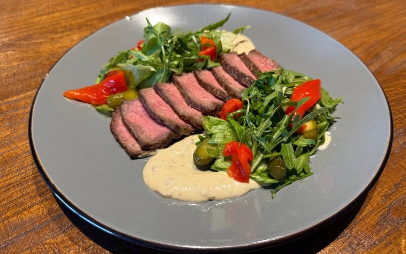 Стейк-салат из говядины с печёным перцем