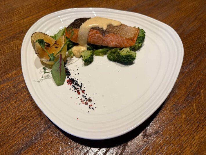 Филе лосося на подушке из брокколи с икорным соусом