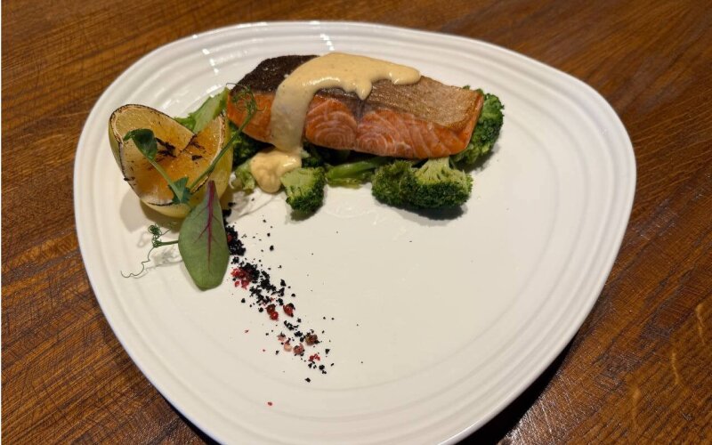 Филе лосося на подушке из брокколи с икорным соусом