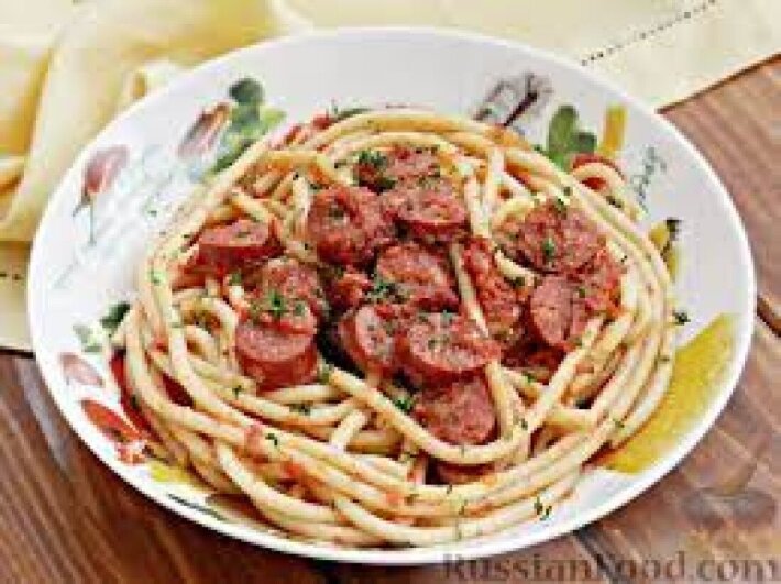 Спагетти с соусом и копчеными колбасками