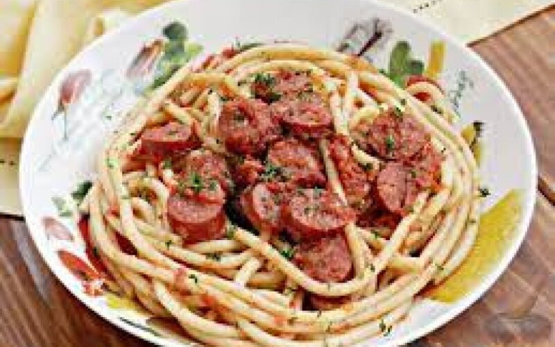 Спагетти с соусом и копчеными колбасками