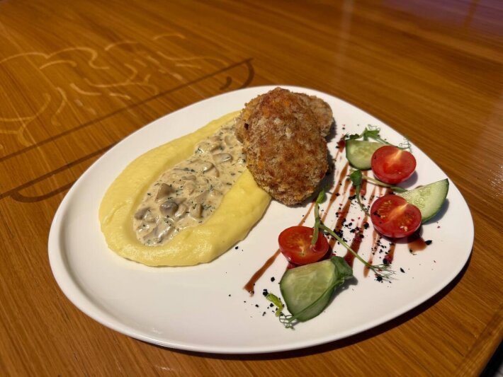 Котлеты «Домашние» с картофельным пюре и грибным соусом