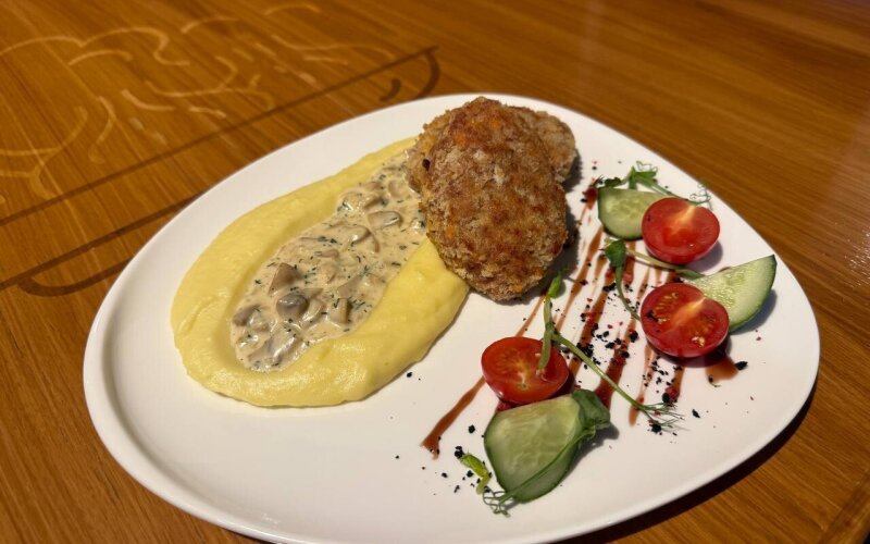 Котлеты «Домашние» с картофельным пюре и грибным соусом