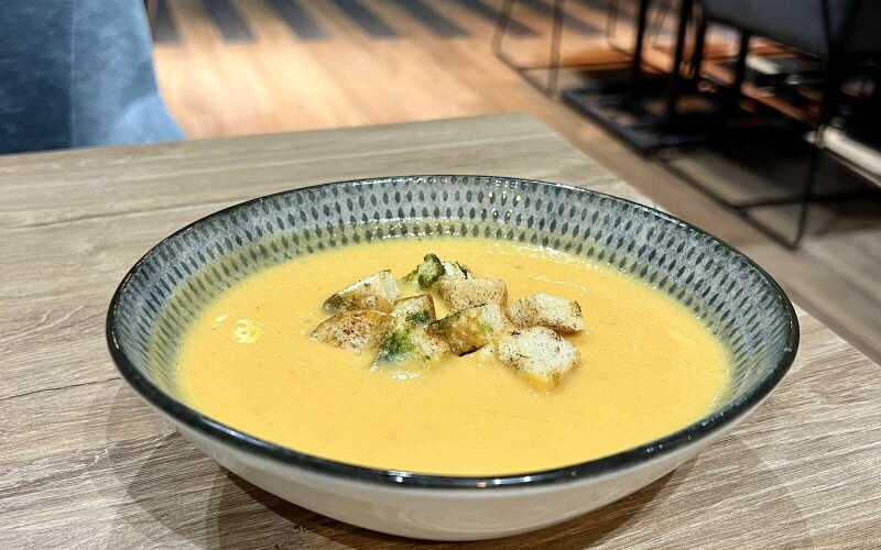 Морковный суп-пюре с гренками