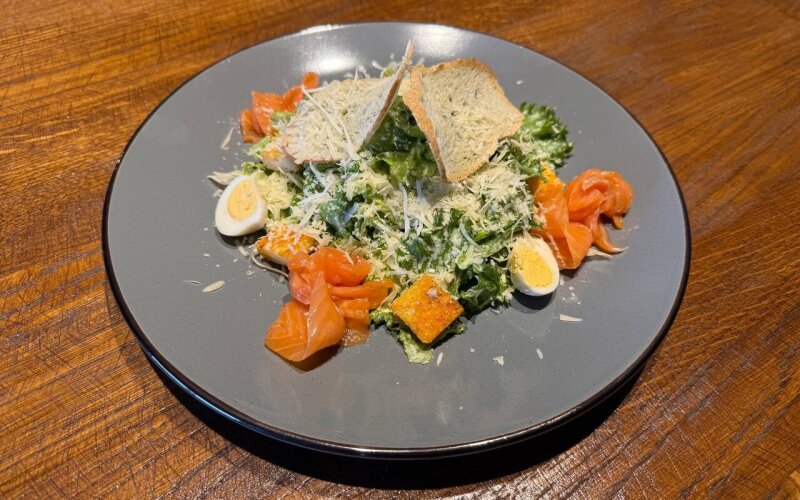 Салат «Цезарь» со слабосолёным лососем