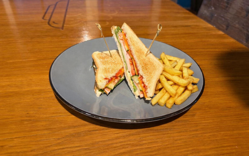 Сэндвич с ветчиной и картофелем фри