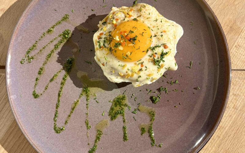 Бифштекс рубленый с яйцом на гренке