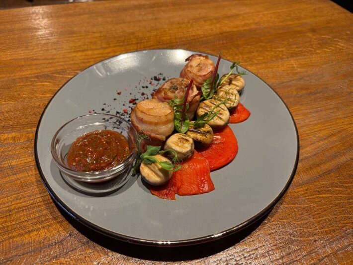 Куриные медальоны в беконе с печёным перцем и грибами