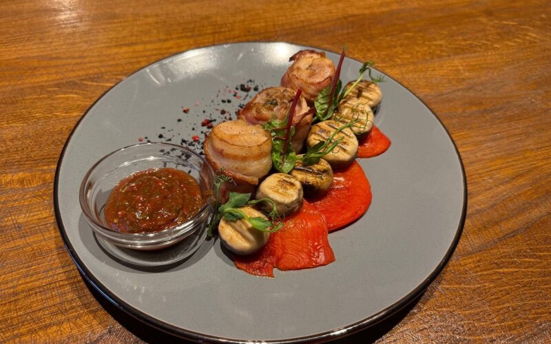 Куриные медальоны в беконе с печёным перцем и грибами