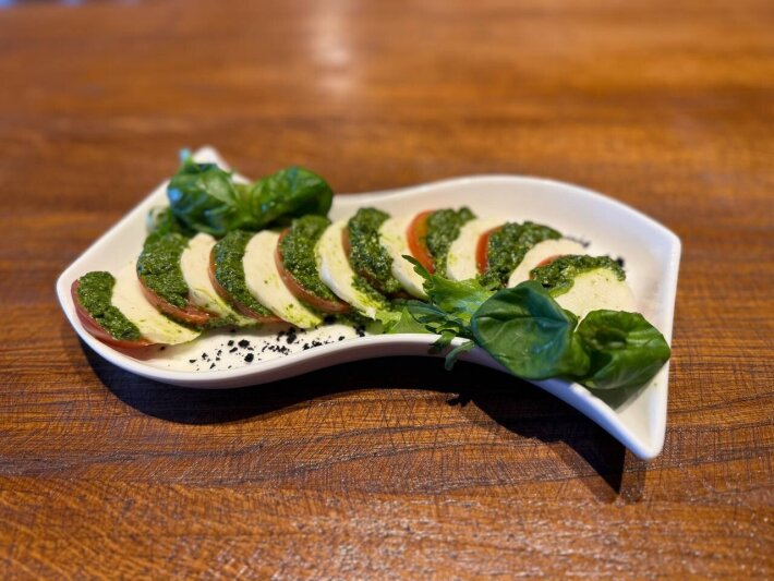 Салат «Моцарелла с помидором»