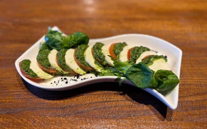 Салат «Моцарелла с помидором»