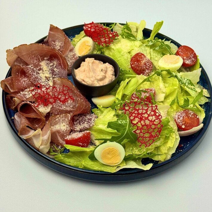 Салат с пармской ветчиной