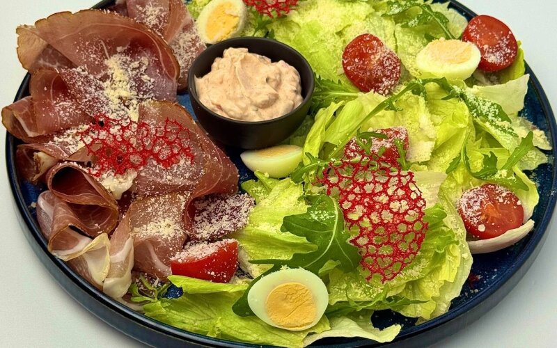 Салат с пармской ветчиной