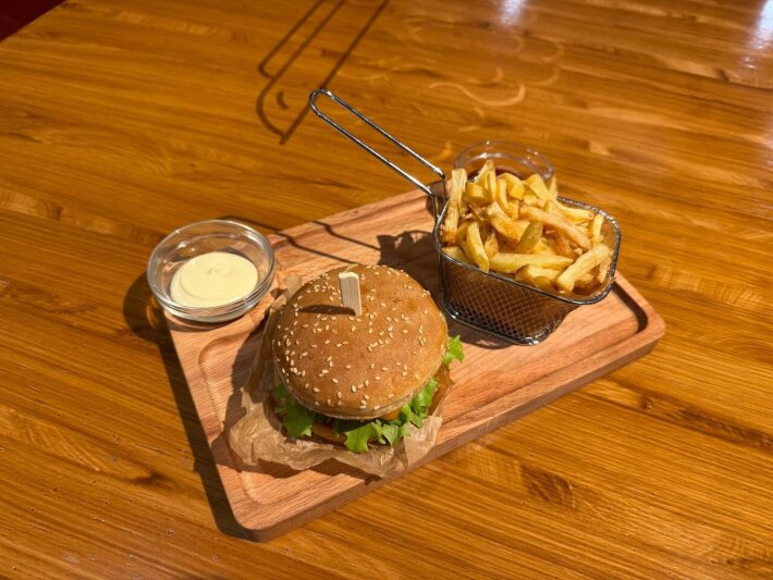 Чизбургер с картофелем фри