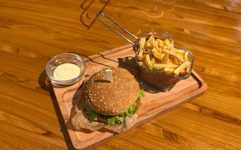Чизбургер с картофелем фри