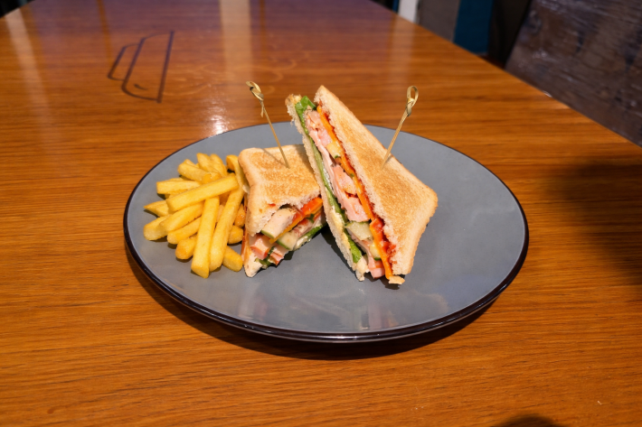 Сэндвич с курицей и картофелем фри