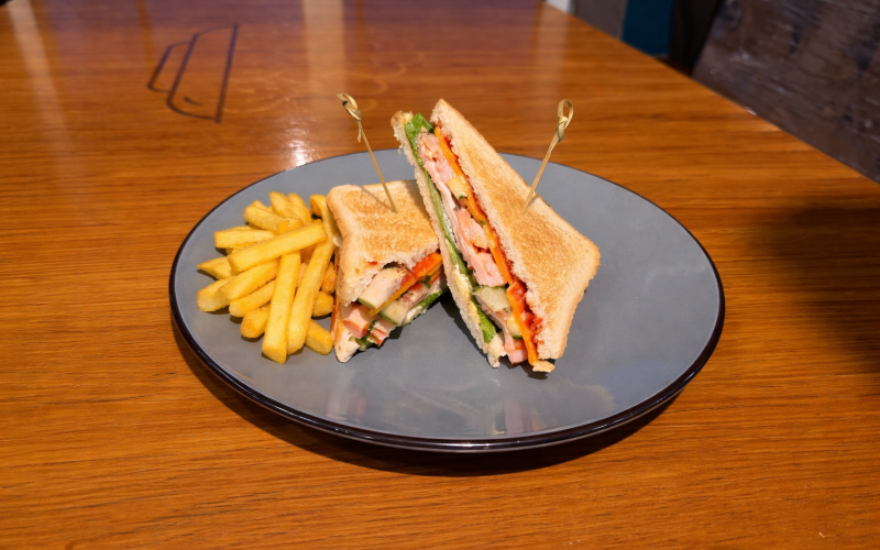 Сэндвич с курицей и картофелем фри