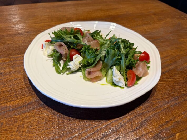 Салат-микс с вяленой куриной грудкой и сыром «Моцарелла»