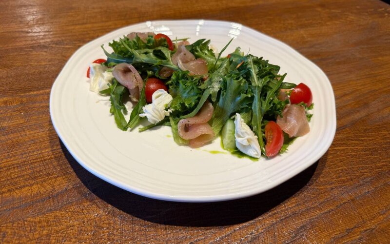 Салат-микс с вяленой куриной грудкой и сыром «Моцарелла»