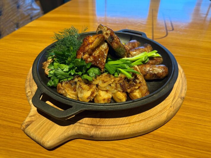 Мясная сковородка с картофелем и луком