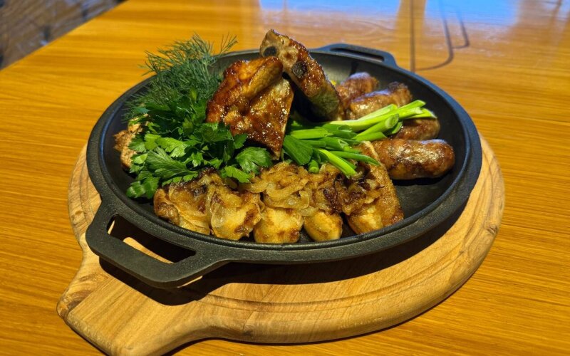 Мясная сковородка с картофелем и луком