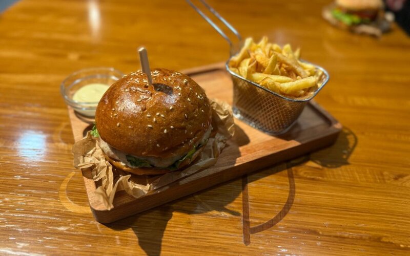 Чикенбургер с картофелем фри